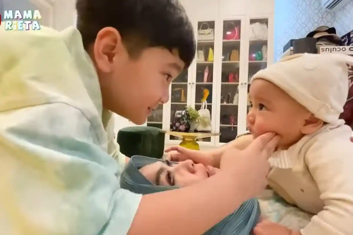 Lihat Rayyanza Dicium Rafathar, Mertua Raffi Ahmad Iri Sampai Memohon: 'Tieta Kenapa Nggak Dicium?'