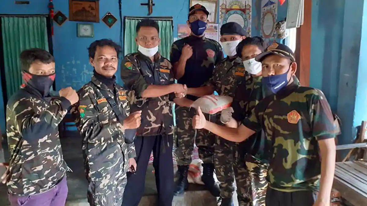 Ringankan Beban masyarakat, Pengurus NU dan Ansor Karangasem Distribusikan Ratusan Paket Sembako