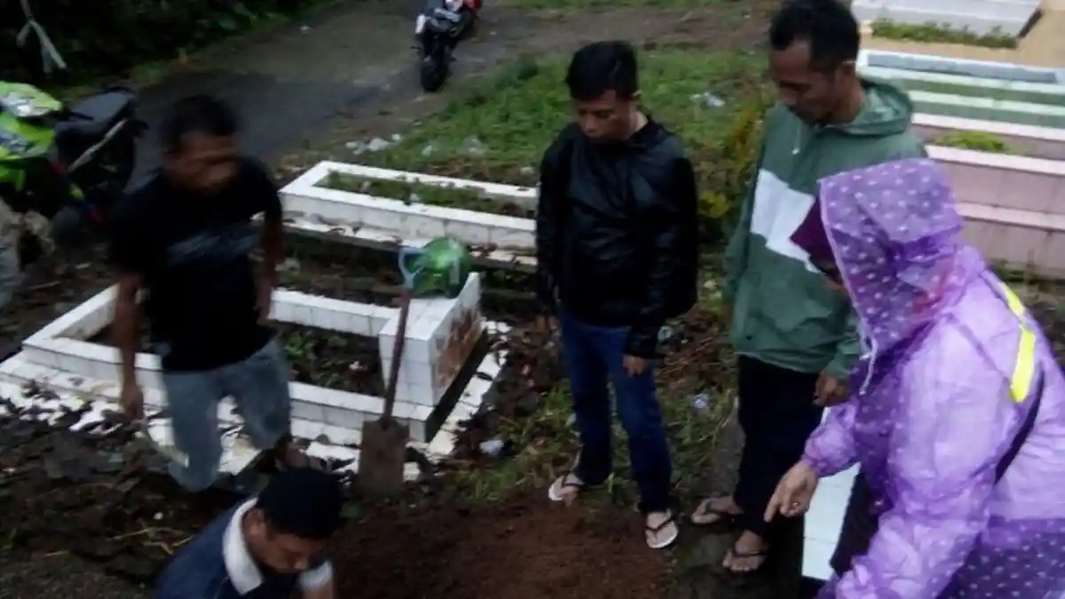 Jasad Bayi yang Ditemukan di Depan Rumah Dinas Bupati Dimakamkan Secara Layak