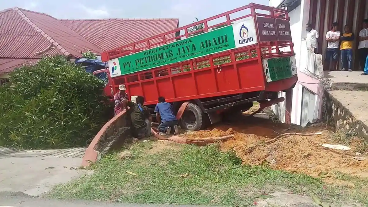 Dengar Suara Dentuman Keras, Warga Karimun Ini Kaget Lihat Truk Nyangkut di Garasi Rumahnya