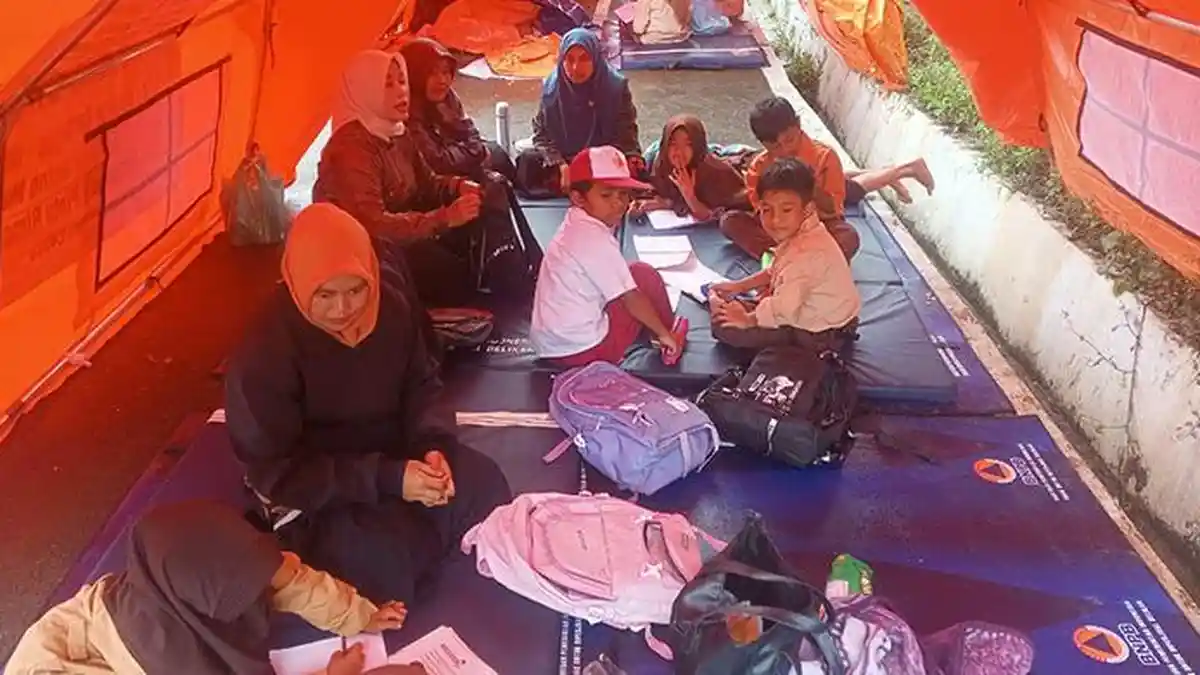 Siswa SDN Uning Mas Bener Meriah Belajar di Tenda Darurat, Butuh Meja dan Alat Tulis