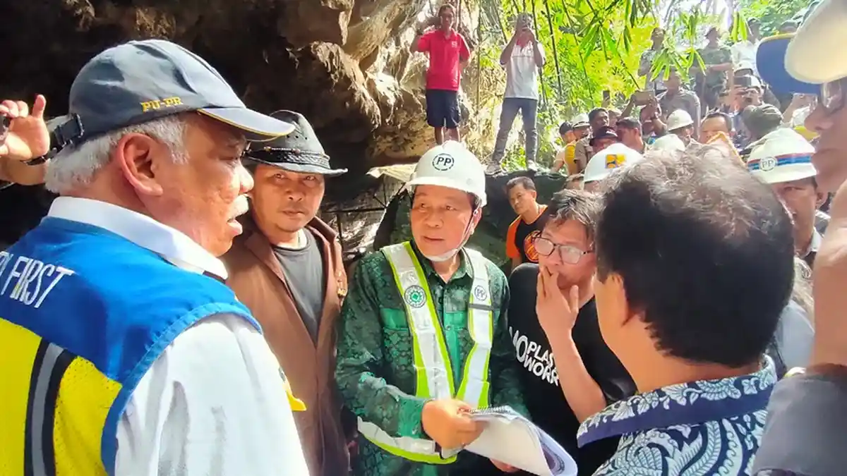 Cerita Warga Cium Kaki Menteri Basuki