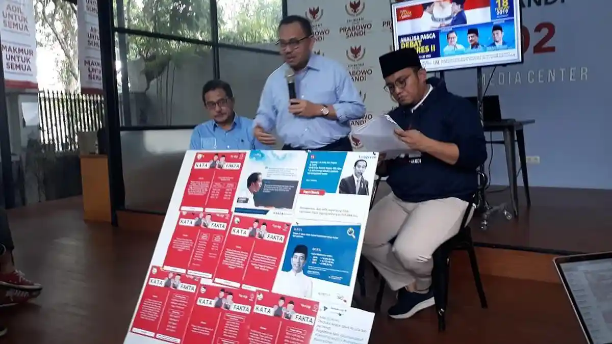 Dua Mantan Menteri Tunjukkan Kliping Kesalahan Data Jokowi di Debat