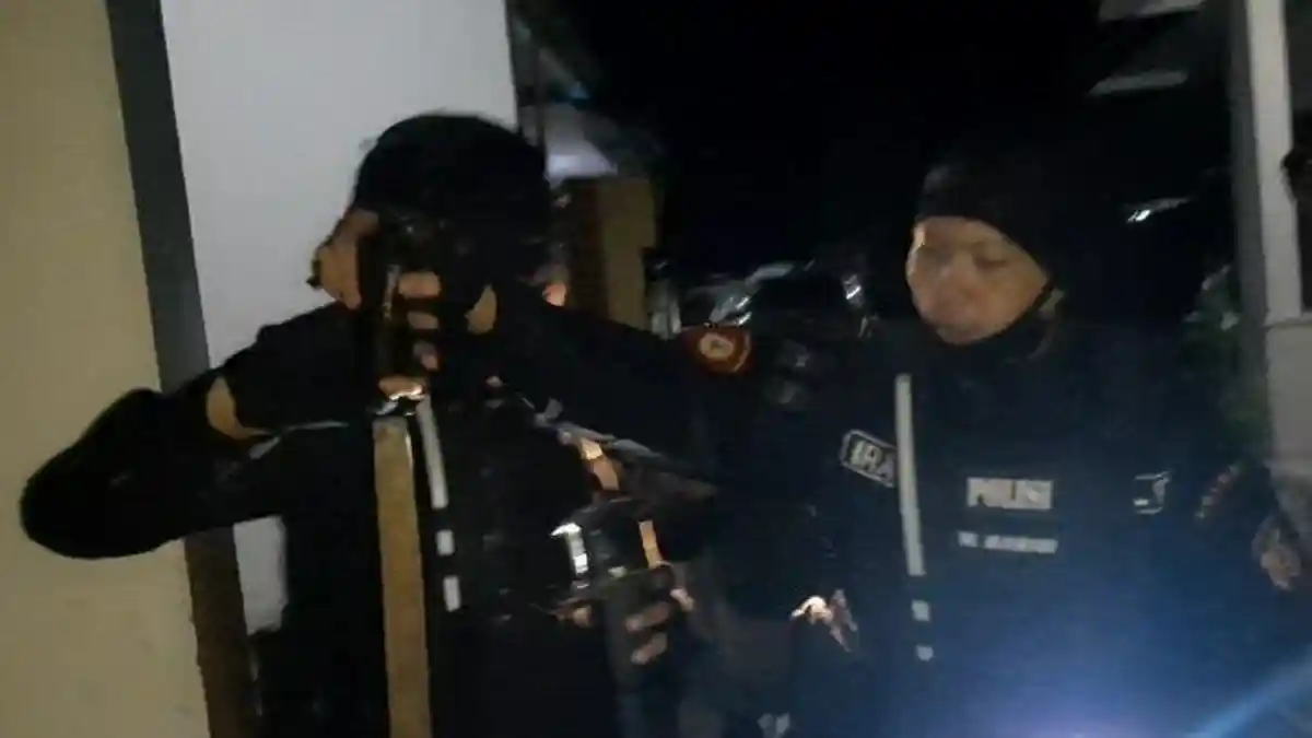 Kurang Ajar, Geng Motor Ayunkan Golok Ke Polisi & Wartawan, Timsus Ciduk Pelaku di Kolam
