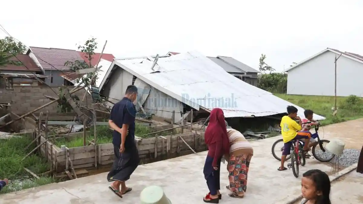 FOTO: Angin Puting Beliung Terbangkan Atap Rumah Warga - wargakorbanputingbeliung.jpg