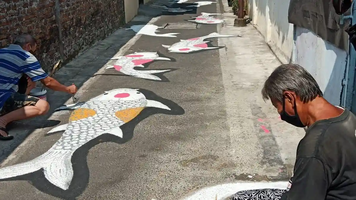 Sambut HUT RI, Warga Sondakan Solo Percantik Jalan Kampung, Gambar Ikan Koi Sepanjang 150 Meter 