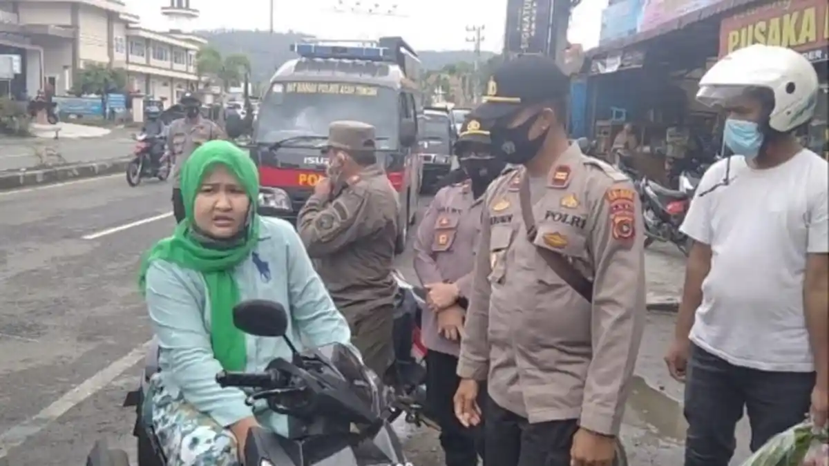 Membentak Petugas, Mengaku Istri Jaksa, hingga Viral di Medsos
