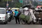 20131213_104426_gerobak-sampah-membuat-kemacetan-jalan-peta-bandung.jpg