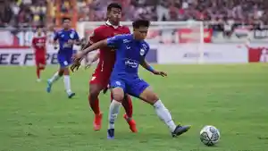 Laju-Irfan-Jauhari-dihadang-Alfeandra-Dewangga-saat-laga-Persis-Solo-vs-PSIS-Semarang.jpg