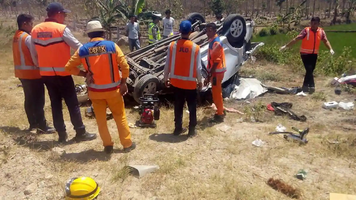 Avanza dari Surabaya Terjungkal di Jalan Tol Caruban, 2 Orang Tewas