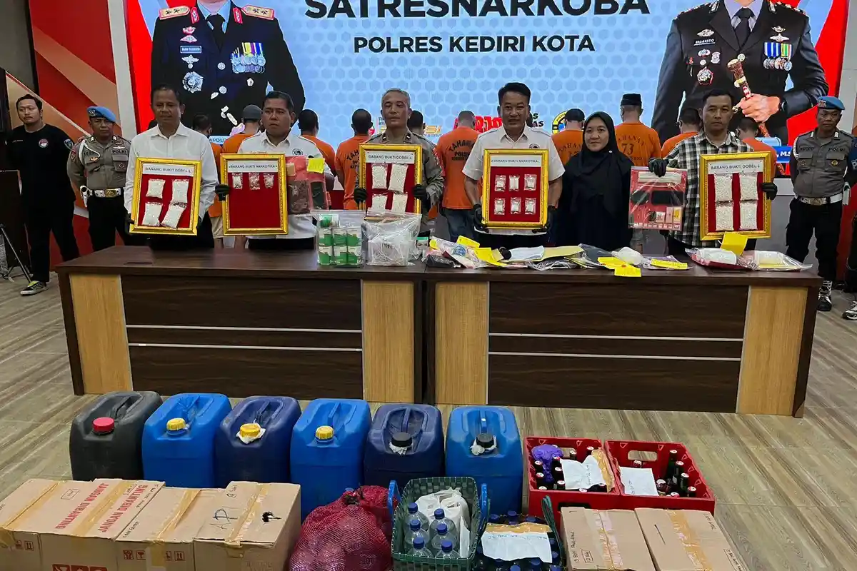 Polres Kediri Kota Bekuk 12 Tersangka dari 10 Kasus Peredaran Narkoba dan Miras dalam Dua Bulan