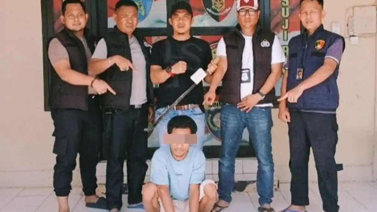 PRIA Jagoan Ini Ayunkan Sajam Parang Panjang 80 Cm ke Leher Tetangganya, Pasrah Dibekuk Polisi