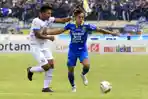 zalnando-dibayangi-pemain-arema-fc.jpg