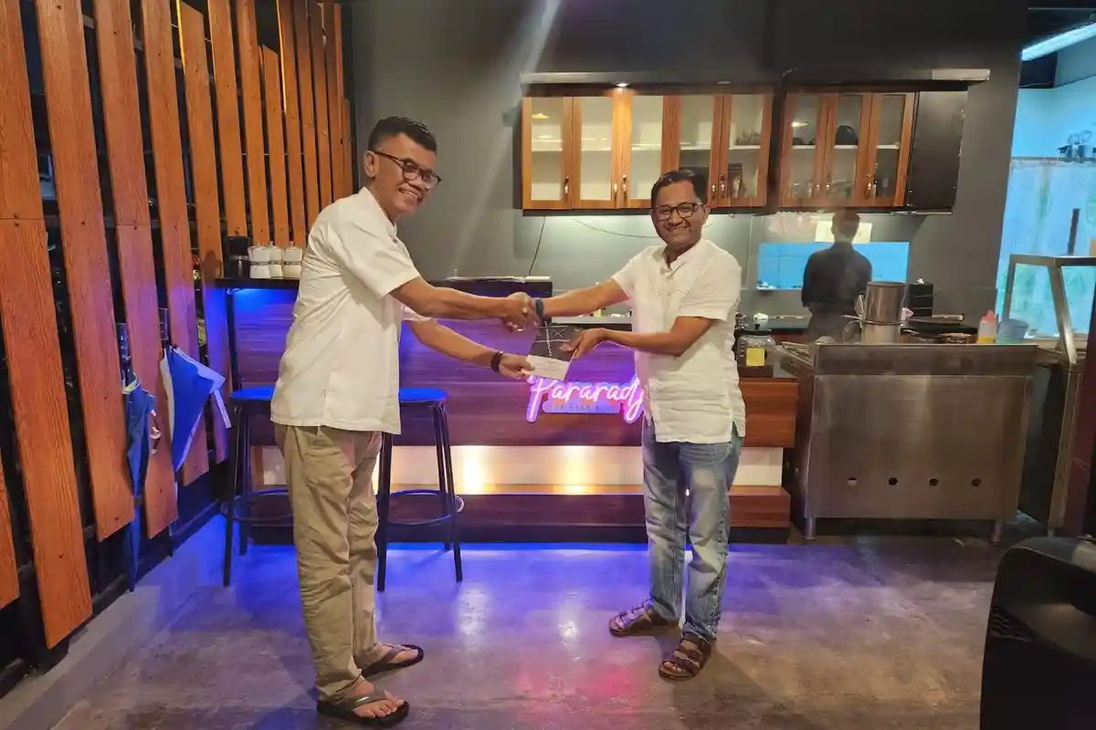 Penyair J Kamal Farza Serahkan Buku Kumpulan Surat Cinta untuk Pustaka Pararadja