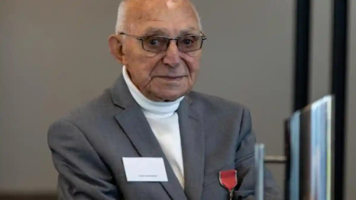 Hugh Anderson Terima Penghargaan Hall of Fame MotoGP dan Kini Resmi Jadi Legenda