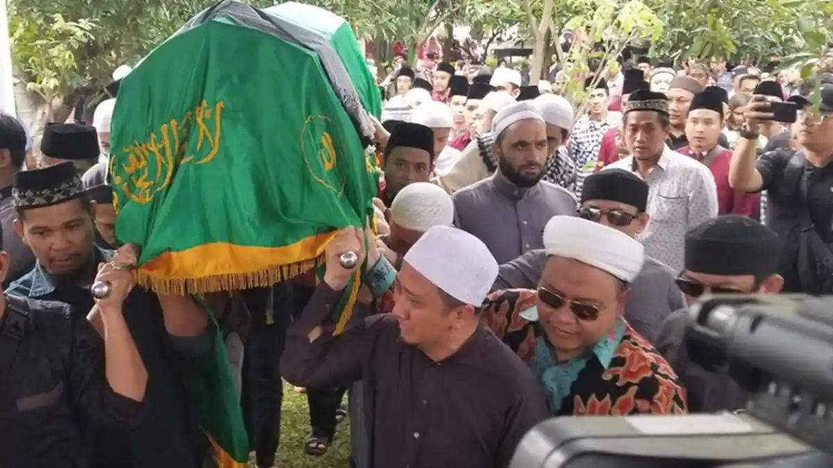 Kubur Mendiang Ayah di Tangerang, Ustaz Yusuf Mansur Berlinang Air Mata