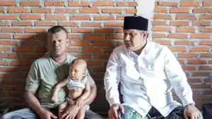 Tgk-Ahmada-jenguk-bocah-bocor-jantung-di-Jeunieb.jpg