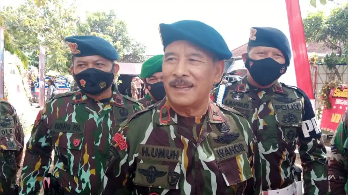 Penampakan Petinggi Persib Umuh Muchtar Pakai Seragam Brimob, Mirip Siapa?