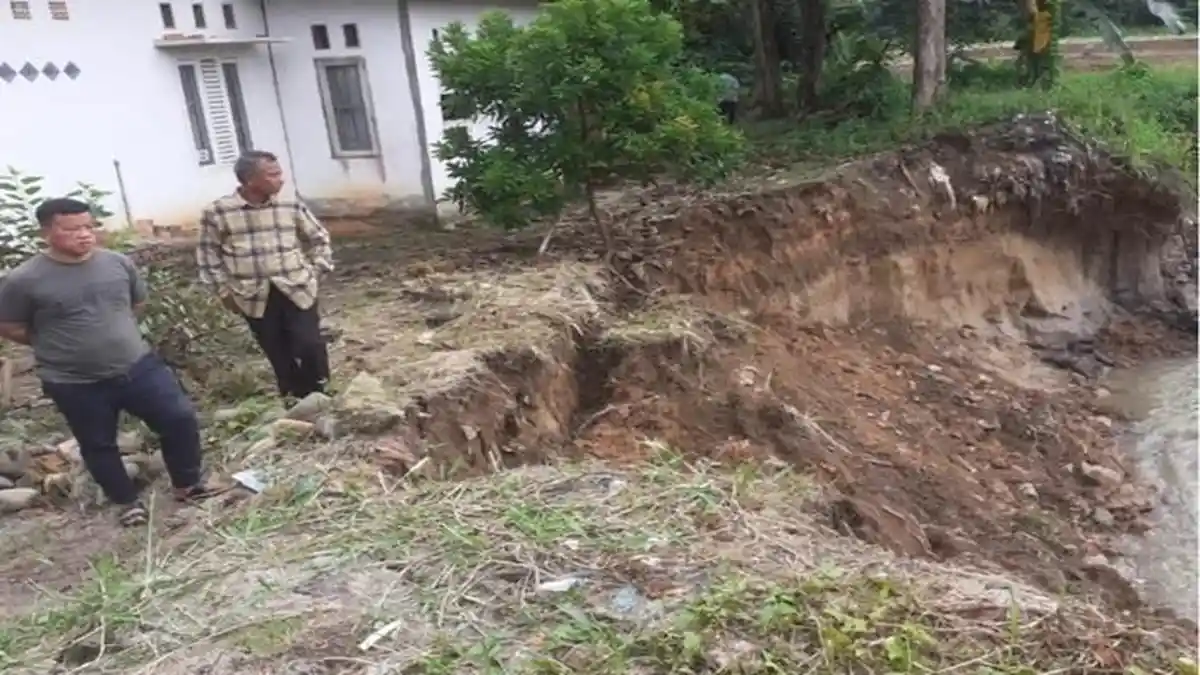 Warga Tugu Kecil Prabumulih Cemas, Abrasi Sungai Kelekar, Rumah Terancam Amblas