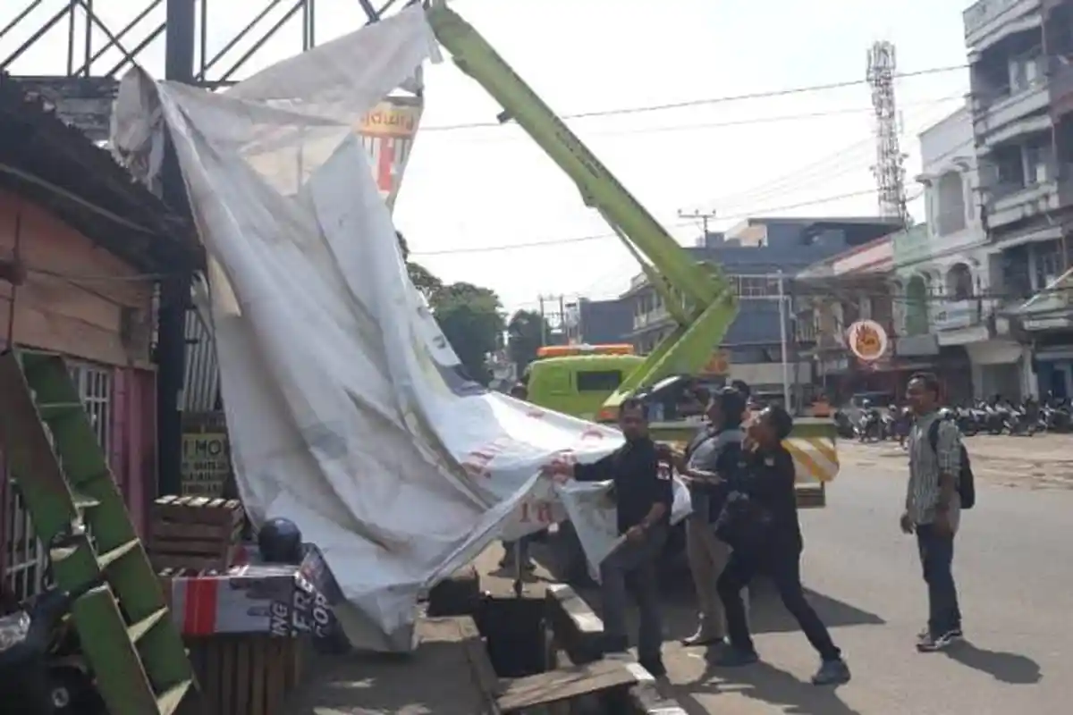 Caleg Kucing-kucingan dengan Panwascam, Habis Dibongkar Langsung Dipasang Lagi