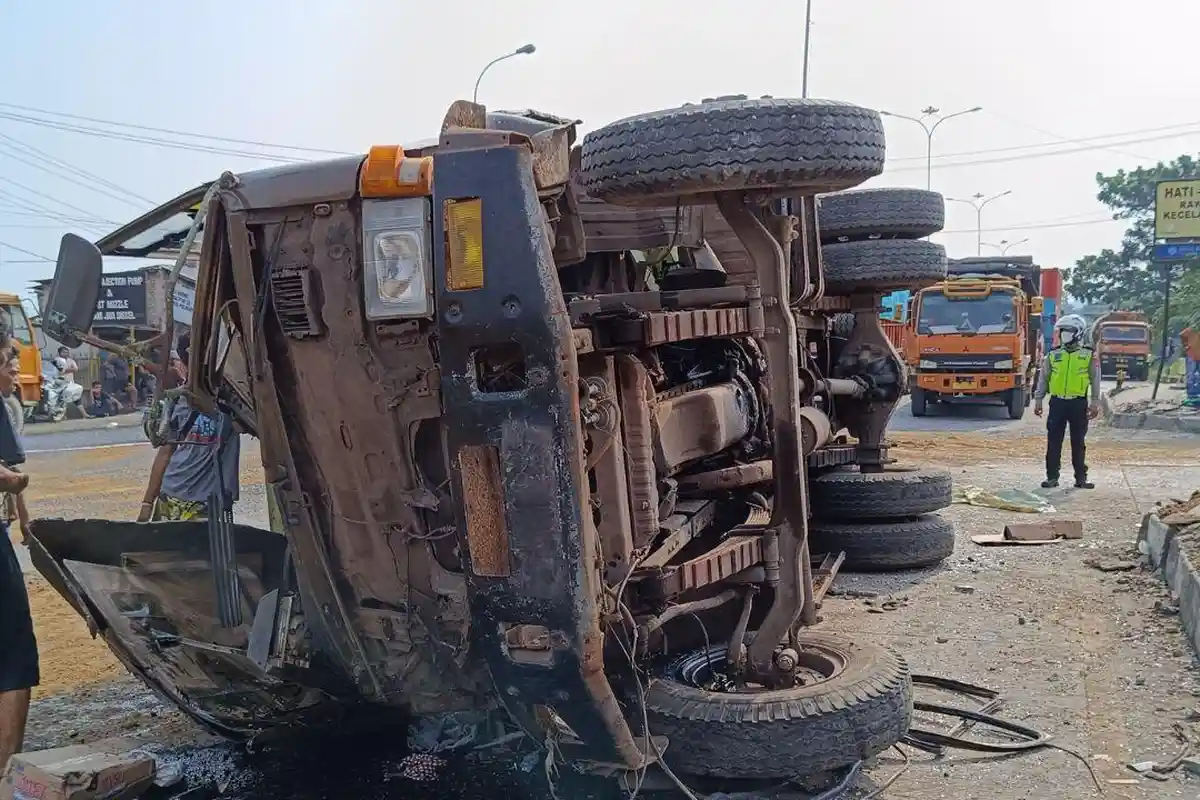 Sopir Truk Berlabel PTPN 7 yang Terguling Dilarikan ke Rumah Sakit