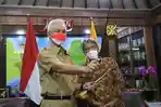 Tokoh Budaya Solo Berikan Sebilah Keris Luk 9 Pada Ganjar Pranowo, Ini Alasannya