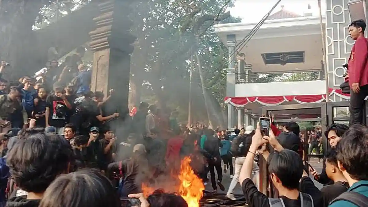 BREAKING NEWS - Demo Menolak Revisi UU Pilkada Kota Malang Memanas, Massa Jebol Pagar Gedung DPRD