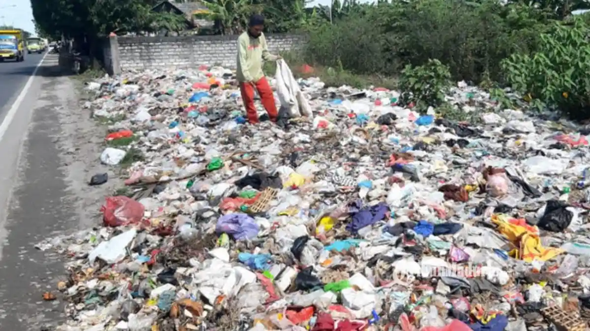Tumpukan Sampah di Tepi Jalan Raya Duduksampeyan Gresik Bikin Saluran Air Mampet, Begini Kata DLH