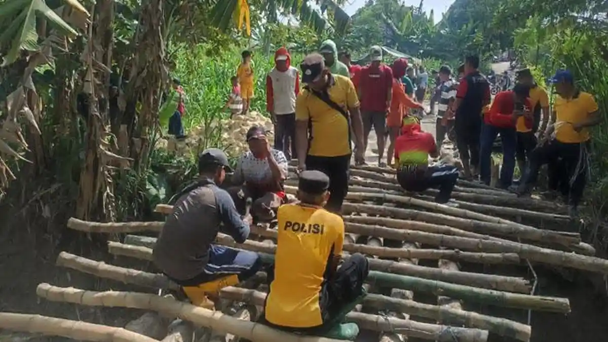 Ajak Warga Bangun Jembatan Darurat, Polsek Bluluk Putar Kembali Perekonomian Lamongan-Bojonegoro