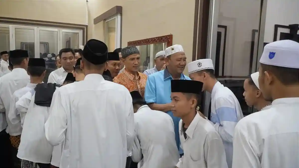 Plt Bupati Langkat Syah Afandin Sholat Terawih Bersama Santri Ulumul Qur'an