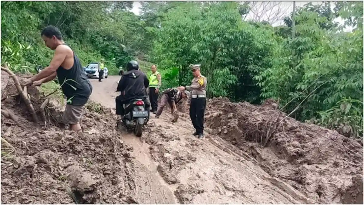Tertimbun Longsor, Kendaraan di Jalan Poros Pendopo-Tebing Tinggi Melintas Bergantian