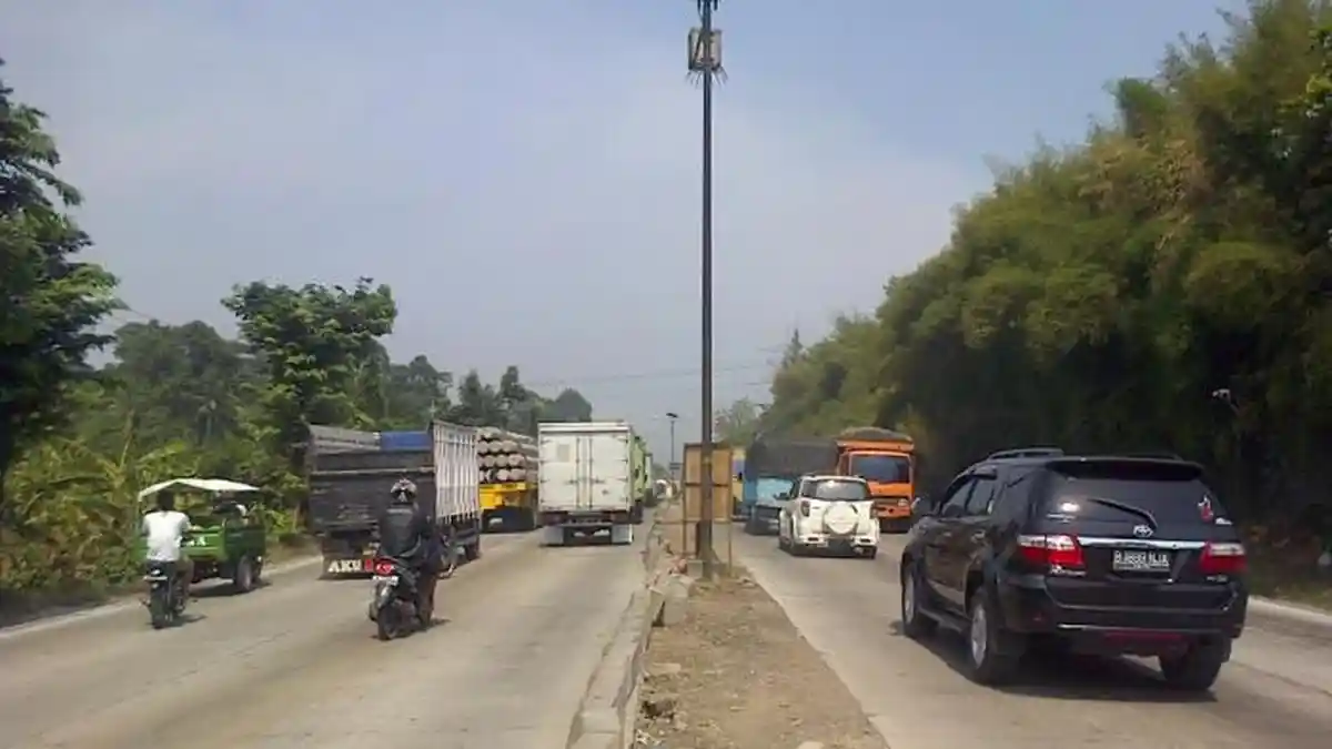 Mengantisipasi Kemacetan di Pantura  Polres Batang Berlakukan Contra Flow