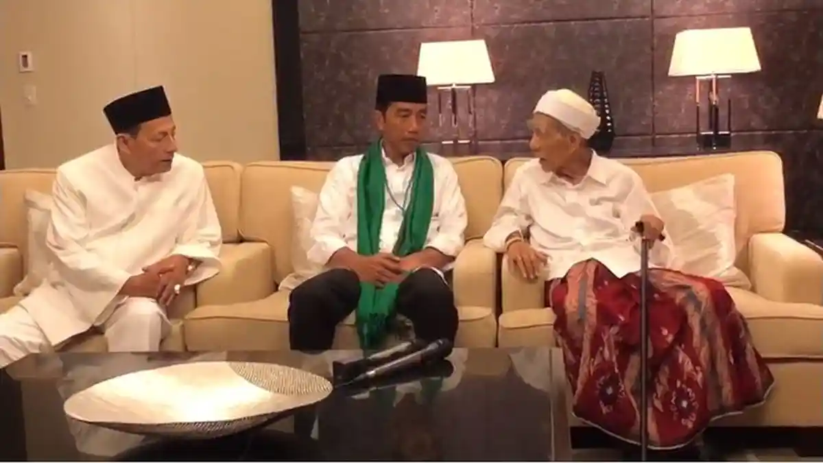 Jokowi Diberi Sorban dari Mbah Moen dan Tasbih dari Habib Luthfi