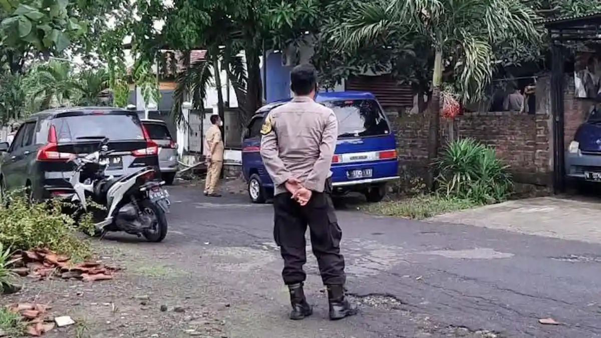 Polisi Amankan Tenda dan Baju Milik Terduga Teroris di Gresik