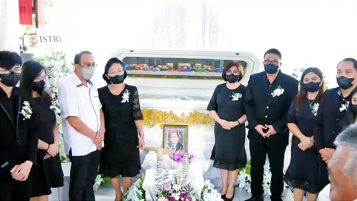 Bupati Royke Roring Hadiri Ibadah Pemakaman Ayah Mertua Kadis Kominfo ...