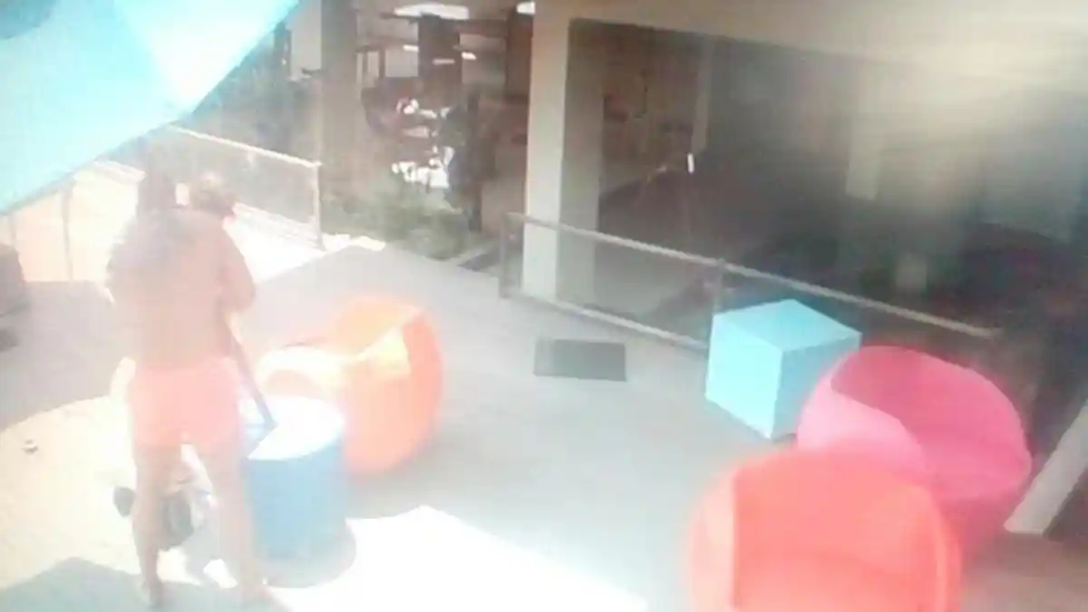 Malam Pesta Miras, Paginya Bule Kekar Hancurkan Meja Kaca Apartemen