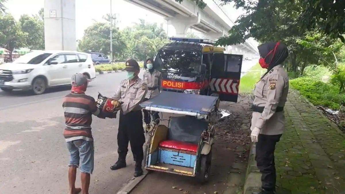 Peduli Dampak Covid-19, Polda Sumsel Bantu Ringankan Beban Masyarakat