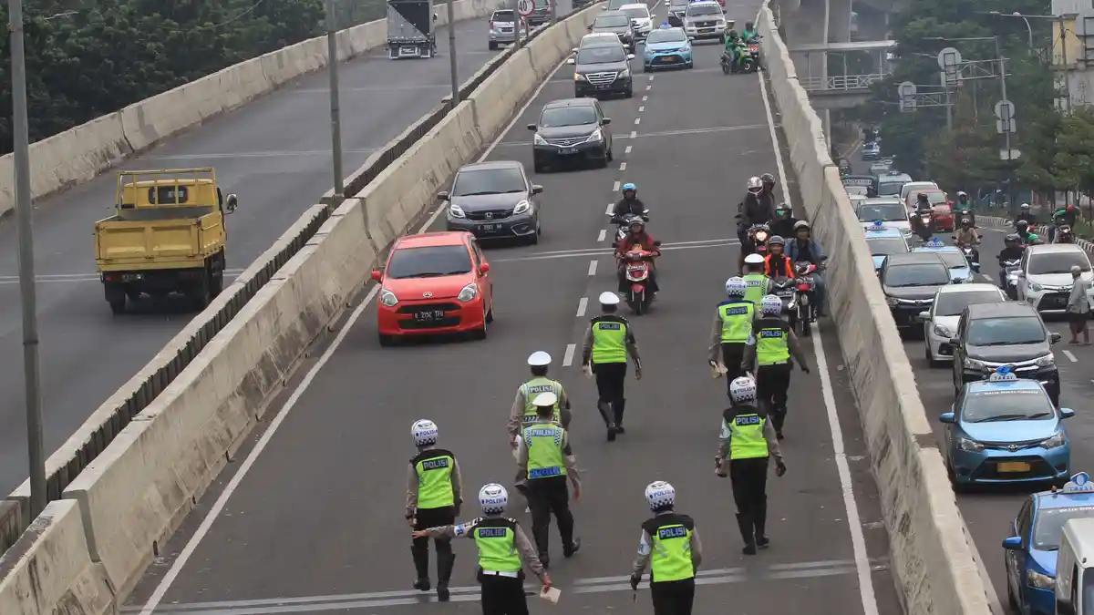 Cara Polisi Biar Pemotor Jadi Kapok Terobos Jalan Layang Non Tol