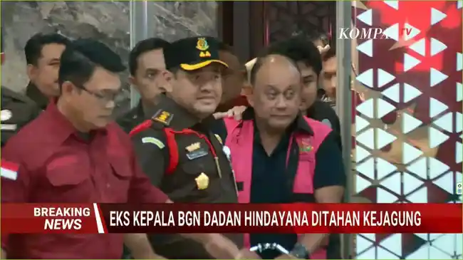 BREAKING NEWS: Eks Kepala BGN Dadan Hindayana Kenakan Rompi Tahanan Kejagung, Tangannya Terborgol