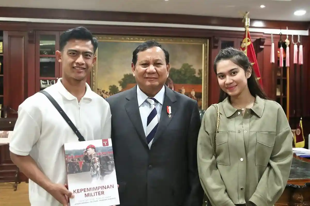 Pratama Arhan dan Azizah Salsha Tak Bisa Sembunyikan Kemesraan saat Kunjungi Prabowo Subianto