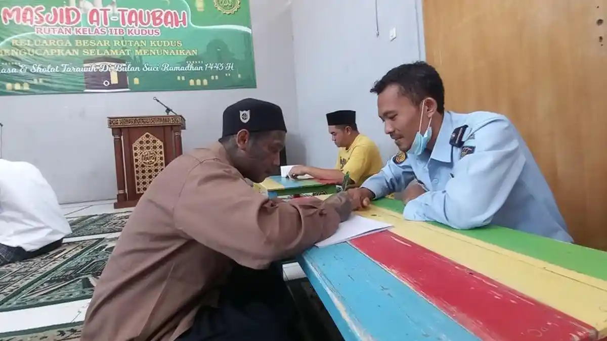 Berkah Ramadan, Aprianto Mulai Belajar Baca Tulis Alquran di Dalam Rutan Kudus