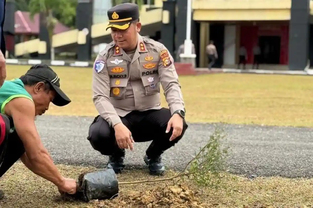 Kapolres Kuansing Tanam Pohon di Mapolres,  Awali  Penanaman Pohon Serentak