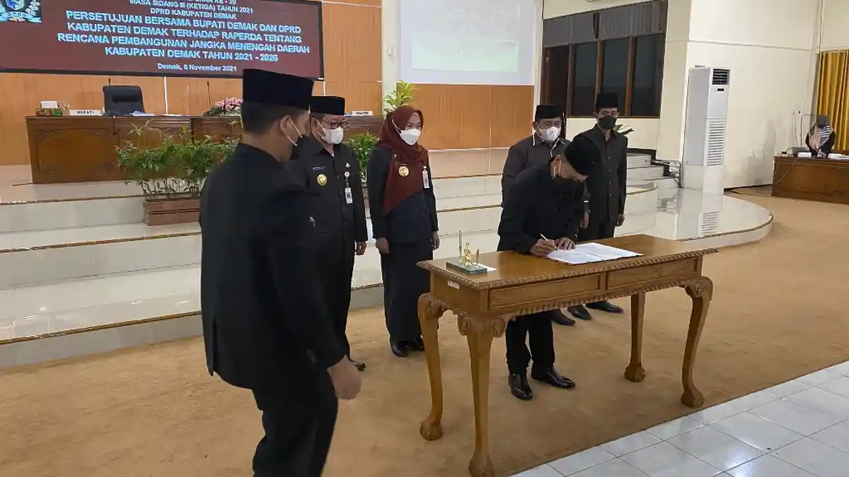 DPRD Demak Setujui Raperda RPJMD 2021-2026, Slamet Minta Pemkab Fokus Tangani Rob