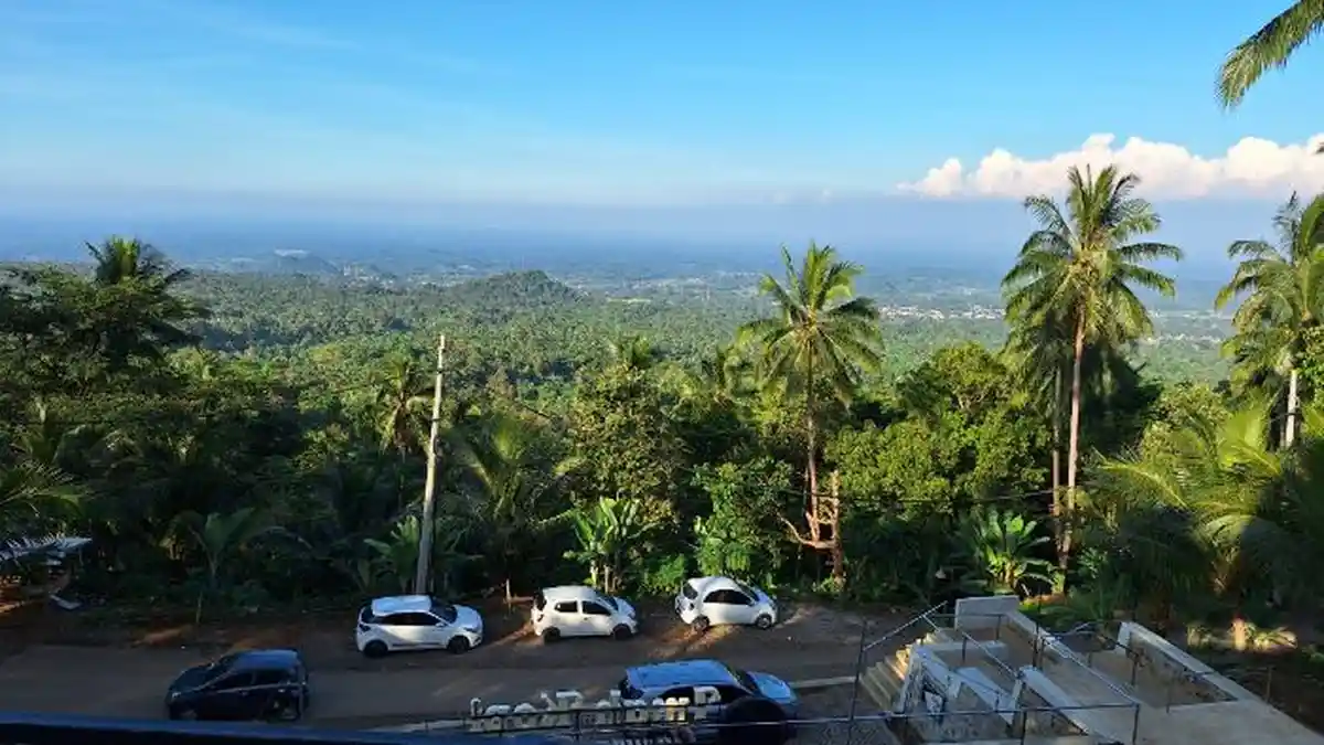 Bukan di Puncak Bogor, Kafe dengan View Alam Hijau Seindah Ini Ada di Gunung Karang Pandeglang