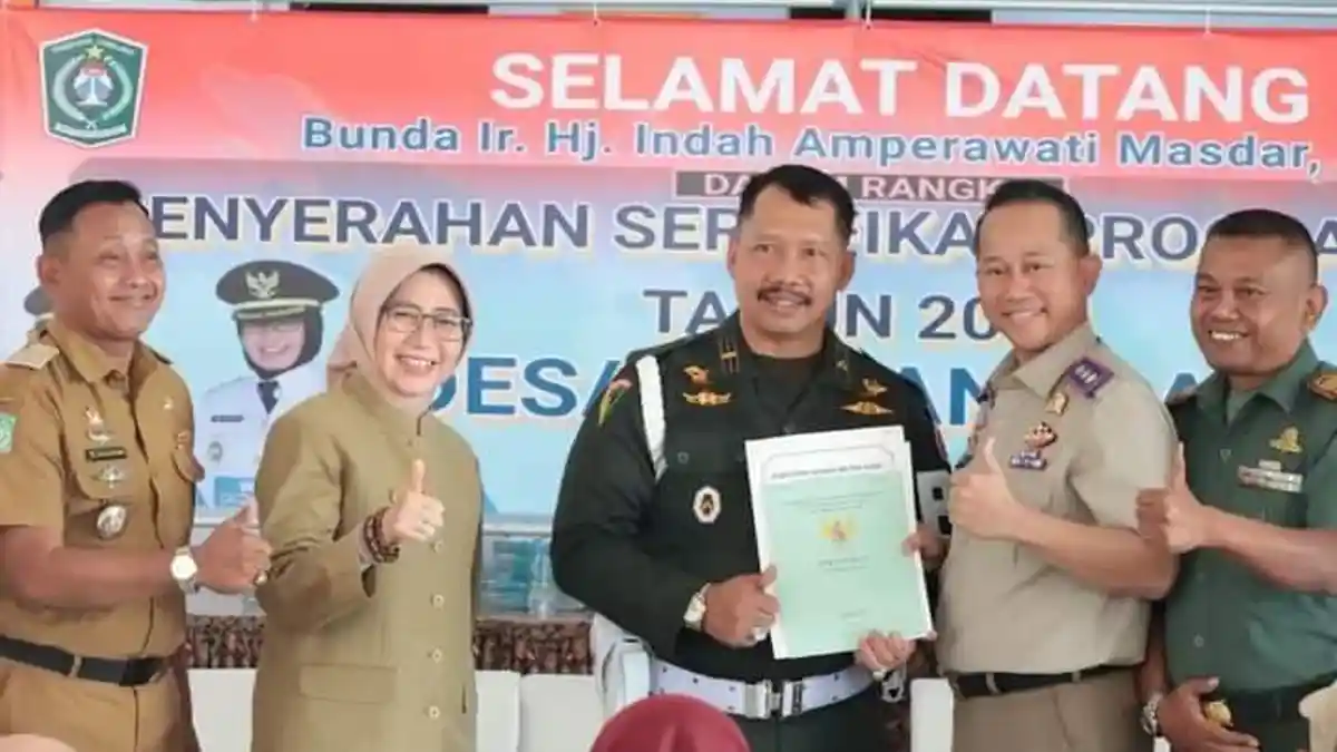 Pemkab Lumajang Serahkan 400 Sertifikat Tanah Program PTSL