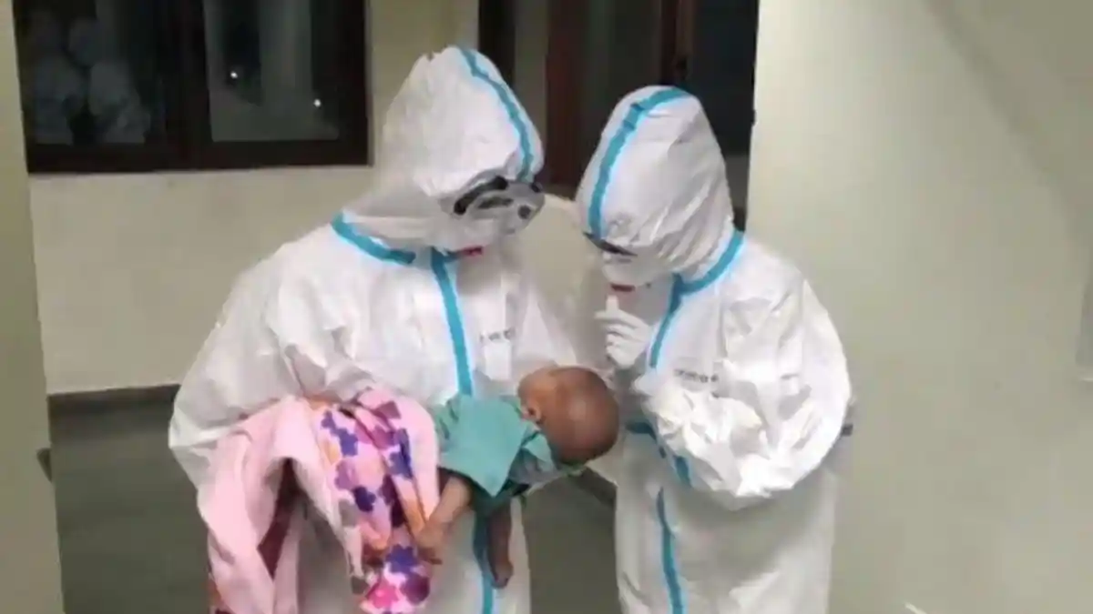 SEMUA Keluarganya Positif Virus Corona & Diisolasi, Bayi 3 Bulan Ini Dirawat Tenaga Medis
