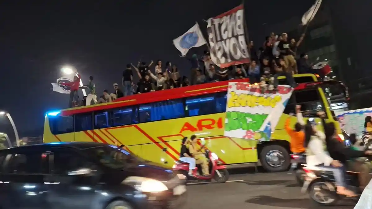 Meski Dilarang, Sejumlah Warga Nekat Takbiran Keliling Menggunakan Bus Arimbi dan Motor