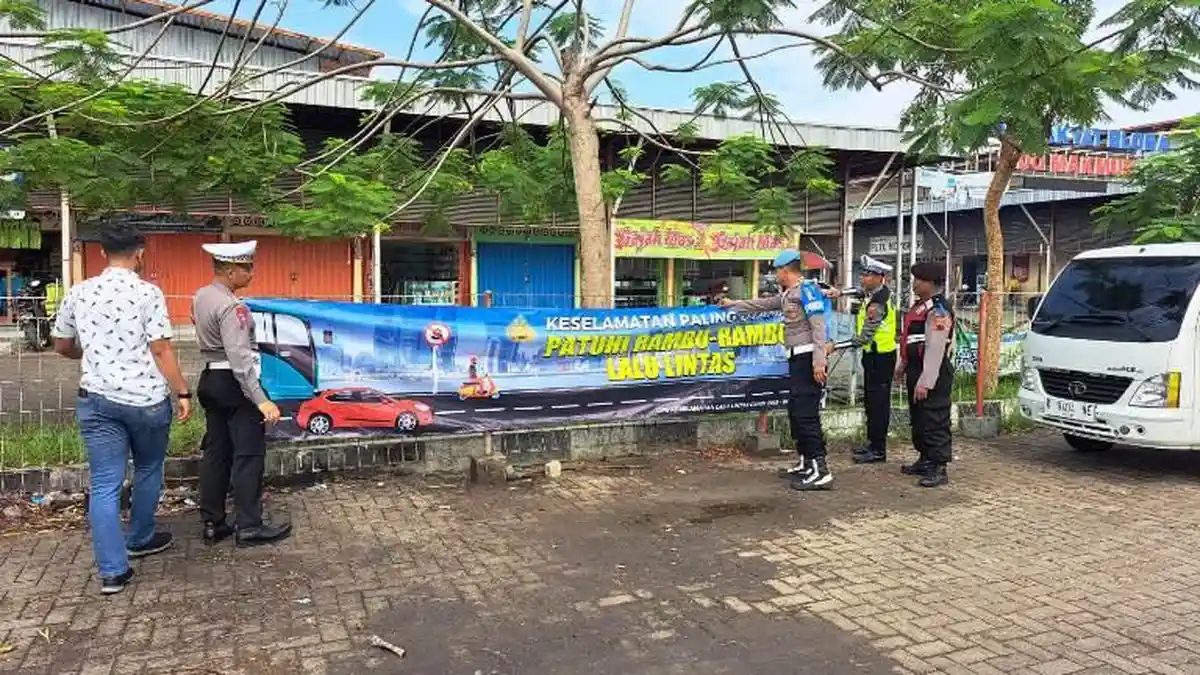Satgas Ops Keselamatan Lalin Polres Blora Pasang Spanduk Imbauan di Pasar dan Pusat Keramaian