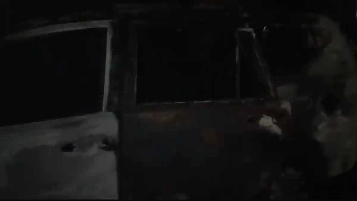 Massa Jarah Puing-Puing Besi Mobil dan Motor di Kantor DPRD Makassar