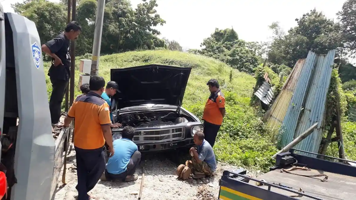 Mobil Klasik Holden Belmont Melorot di Tanjakan Jatibarang Semarang